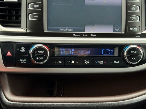 Used 2019 Toyota Highlander XLE AWD/4WD image 18