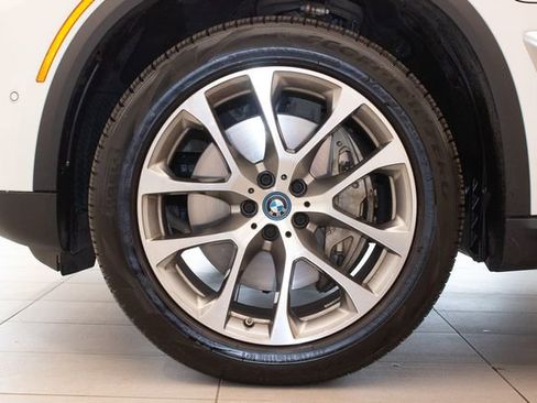 Used 2025 BMW X5 xDrive50e image 9