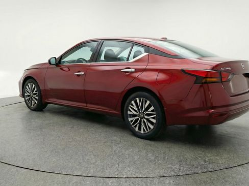 Used 2025 Nissan Altima 2.5 SV FWD image 6