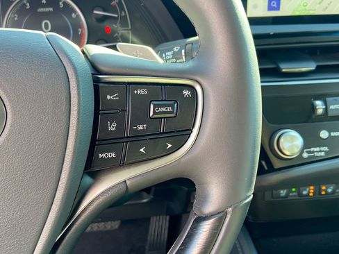 Used 2023 Lexus ES 350 Ultra Luxury w/ Accessory Package (Z2) image 17