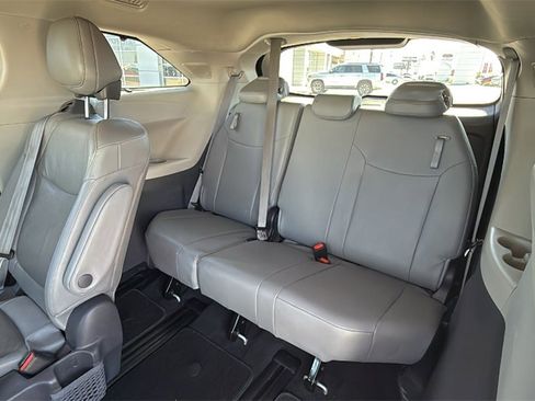 Used 2021 Toyota Sienna Limited image 15