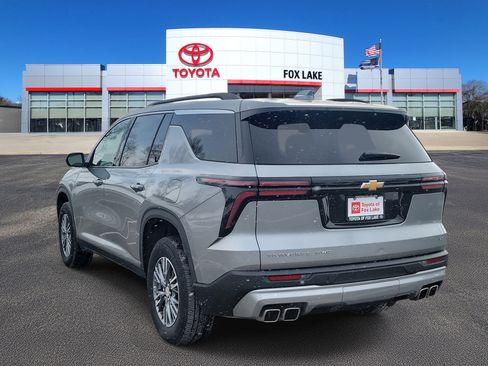 Used 2024 Chevrolet Traverse LT image 3