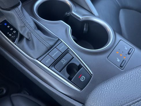 Used 2021 Toyota Camry XLE image 23