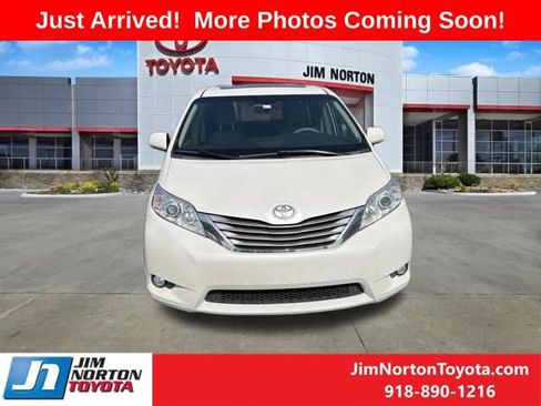 Used 2017 Toyota Sienna XLE FWD image 2