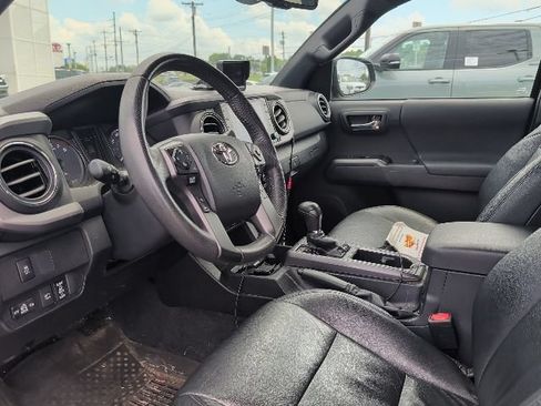 Used 2021 Toyota Tacoma TRD Off-Road w/ Technology Package AWD/4WD image 16