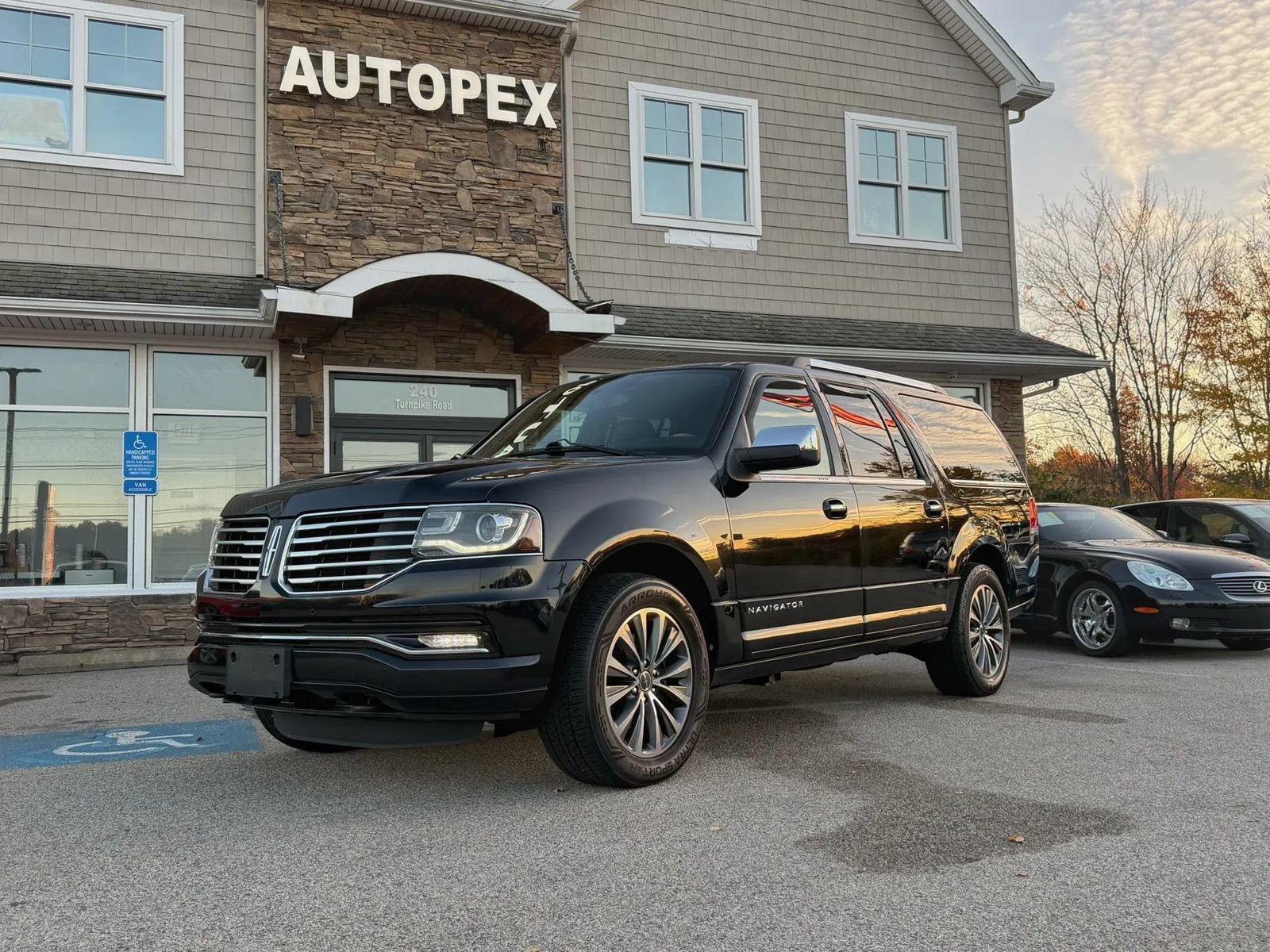 Used 2017 Lincoln Navigator L Select AWD/4WD image 3