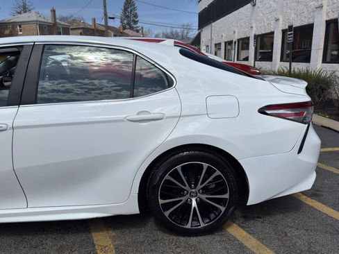 Used 2020 Toyota Camry SE image 3