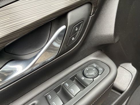 Used 2024 GMC Terrain SLE w/ Driver Convenience Package image 12