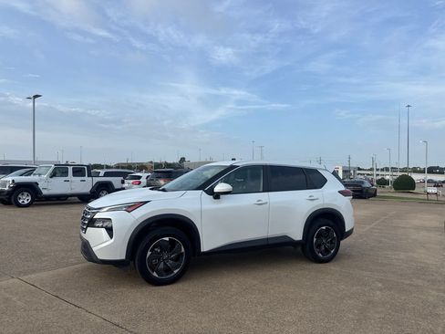 Used 2024 Nissan Rogue SV AWD/4WD image 10