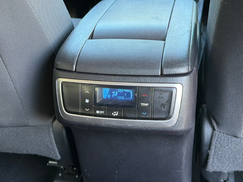 Used 2019 Toyota Highlander LE AWD/4WD image 14