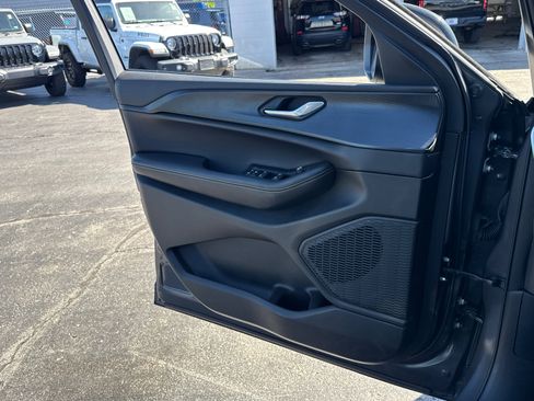 Used 2024 Jeep Grand Cherokee Laredo X AWD/4WD image 17