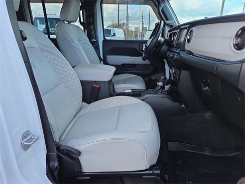 Used 2021 Jeep Gladiator Overland image 15