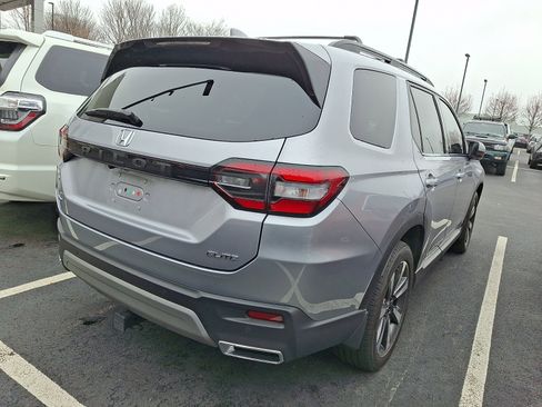 Used 2024 Honda Pilot Elite image 4