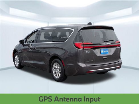 Used 2023 Chrysler Pacifica Touring-L FWD image 4