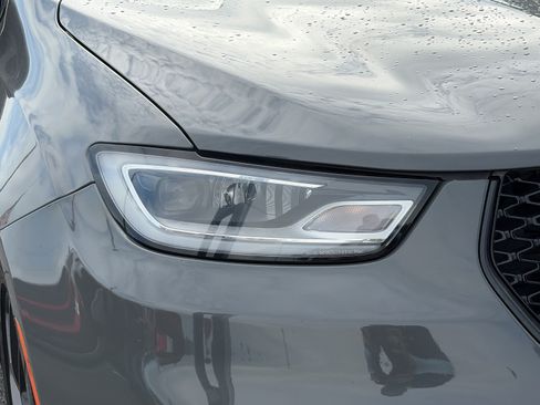 Used 2025 Chrysler Pacifica Limited FWD image 25
