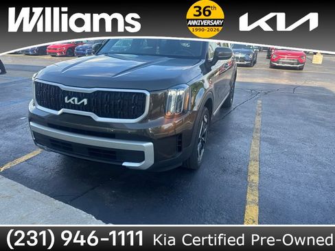 Used 2024 Kia Telluride EX w/ EX Captain's Chair Package AWD/4WD image 4
