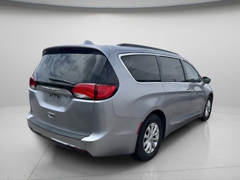 Used 2017 Chrysler Pacifica Touring-L FWD image 6