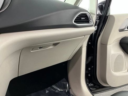 Used 2024 Chrysler Pacifica Touring-L FWD image 38
