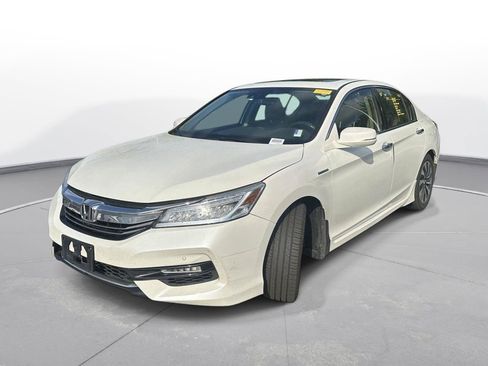 Used 2017 Honda Accord Touring image 2