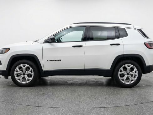 Used 2025 Jeep Compass Latitude AWD/4WD image 5