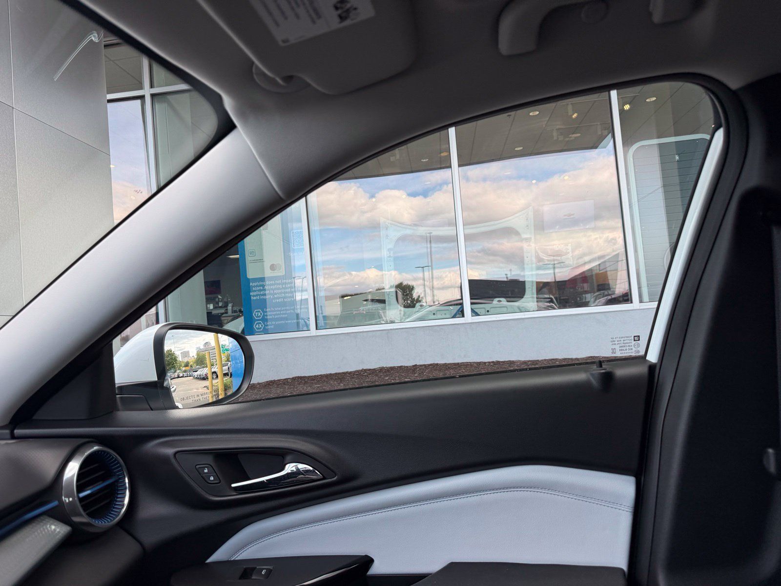 Used 2025 Chevrolet Trax LT FWD image 27