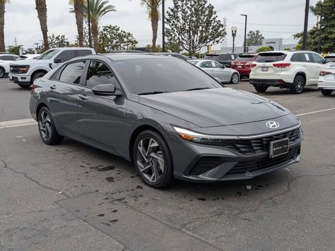 Used 2025 Hyundai Elantra Sport image 3