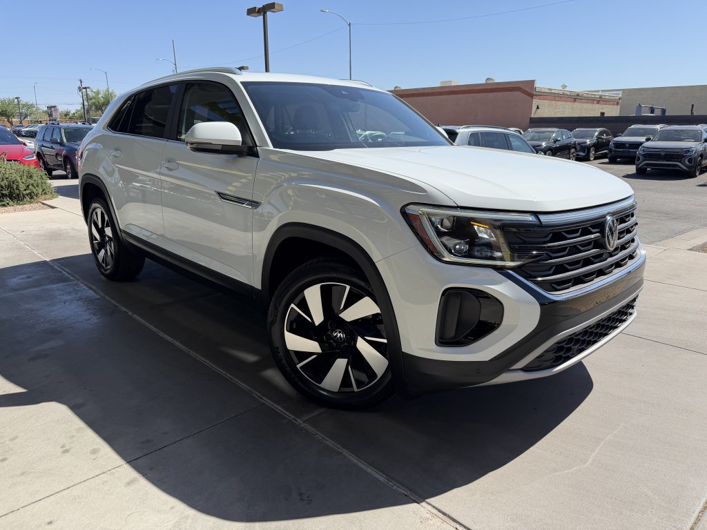 Used 2024 Volkswagen Atlas Cross Sport SE w/ Panoramic Sunroof Package FWD image 6