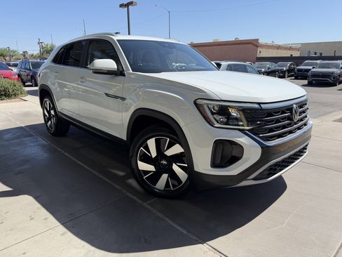 Used 2024 Volkswagen Atlas Cross Sport SE w/ Panoramic Sunroof Package FWD image 6