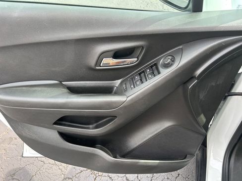 Used 2022 Chevrolet Trax LT w/ LT Convenience Package image 15