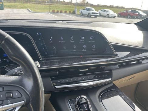 Used 2022 Cadillac Escalade Premium Luxury image 18