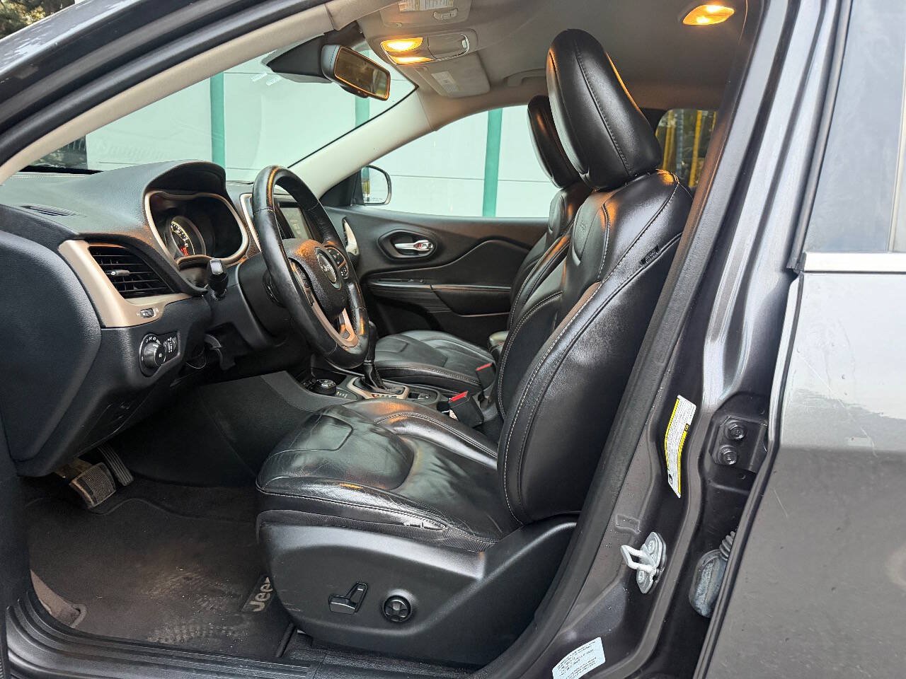 Used 2016 Jeep Cherokee Limited w/ Technology Group AWD/4WD image 13