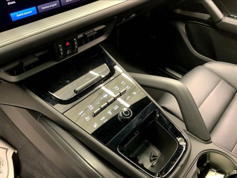Used 2025 Porsche Cayenne image 18