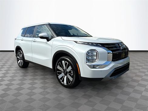 New 2025 Mitsubishi Outlander SE image 3