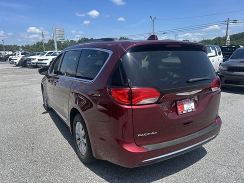 Used 2017 Chrysler Pacifica Touring-L FWD image 4