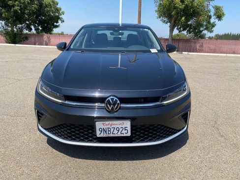 Used 2025 Volkswagen Jetta SE FWD image 2