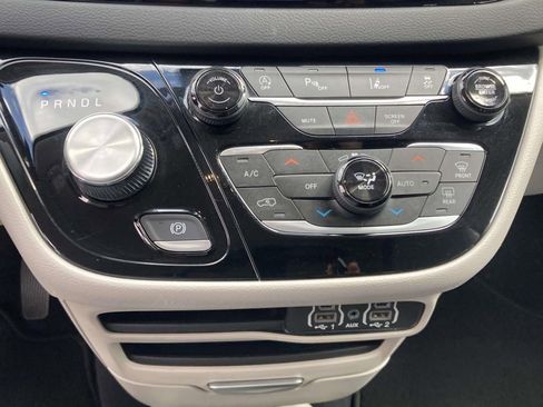 Used 2023 Chrysler Pacifica Touring-L FWD image 24