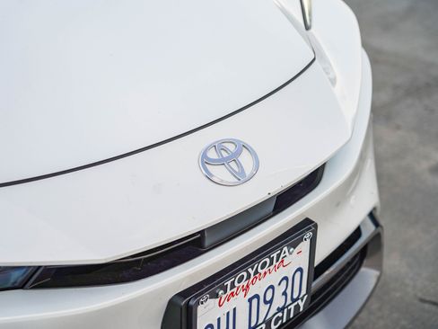 Used 2023 Toyota Prius XLE image 3