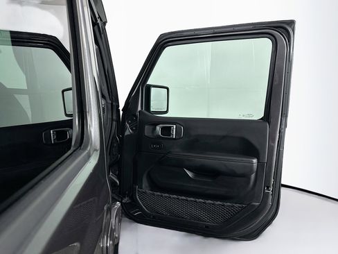 Used 2025 Jeep Wrangler Sahara image 31