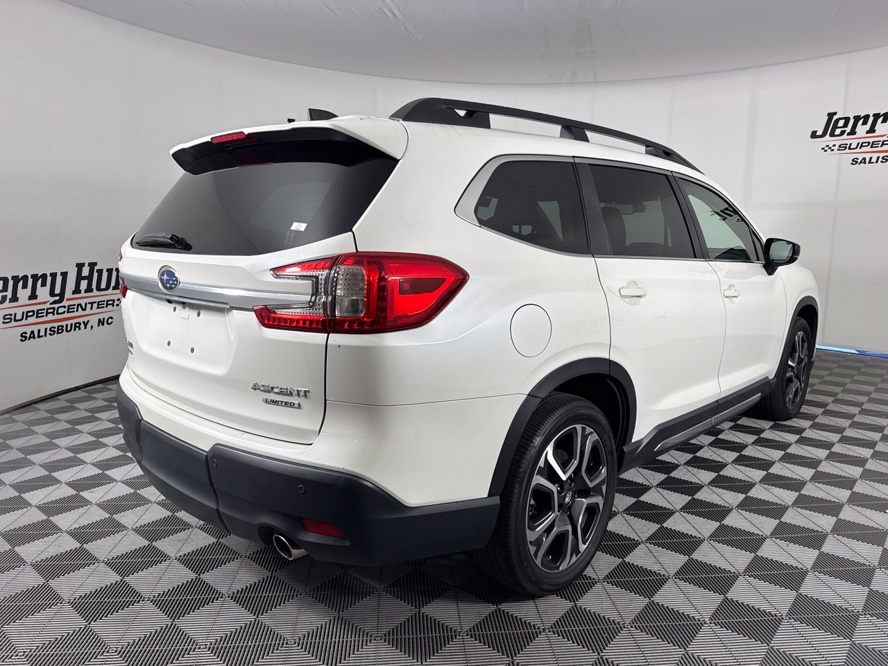 Used 2024 Subaru Ascent Limited w/ Technology Package AWD/4WD image 6