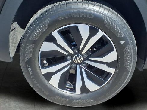 Used 2024 Volkswagen Atlas Cross Sport SE FWD image 9