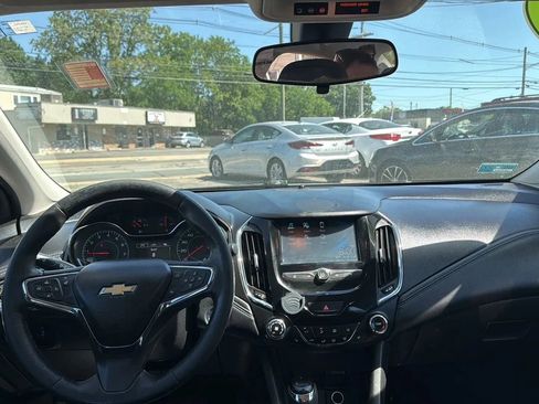 Used 2017 Chevrolet Cruze Premier FWD image 21