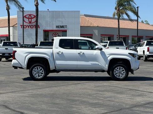 Used 2025 Toyota Tacoma SR5 AWD/4WD image 4