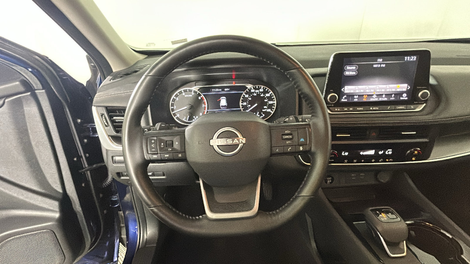 Used 2025 Nissan Rogue SV FWD image 18