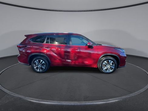 Used 2023 Toyota Highlander XLE image 16