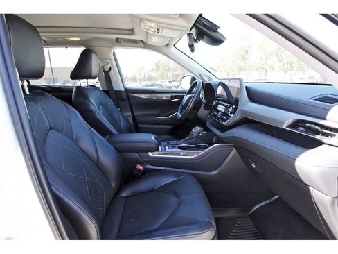Used 2022 Toyota Highlander Platinum image 25