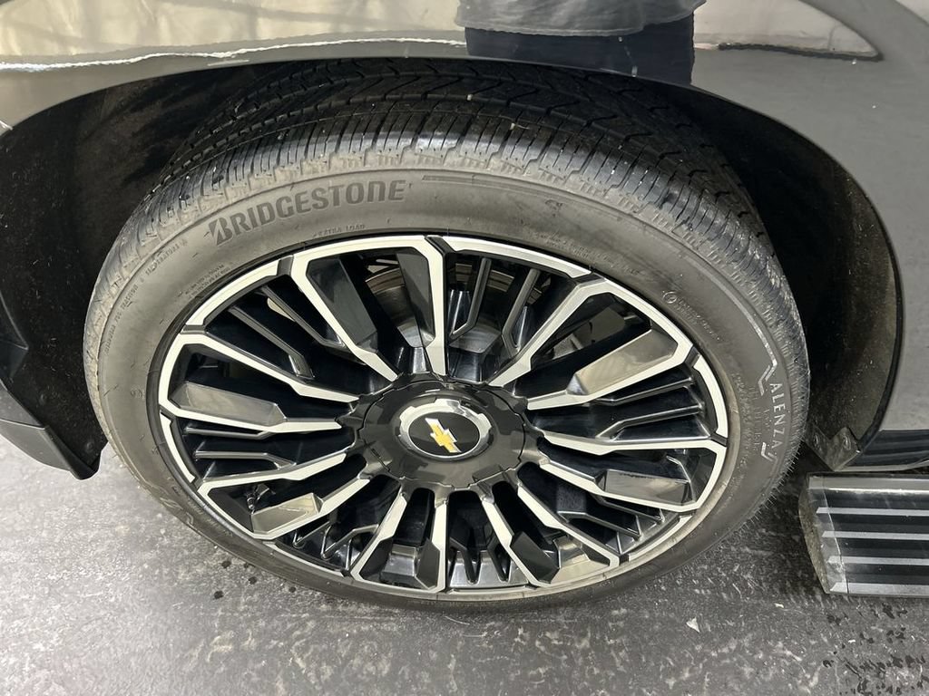 Certified 2025 Chevrolet Suburban High Country AWD/4WD image 8