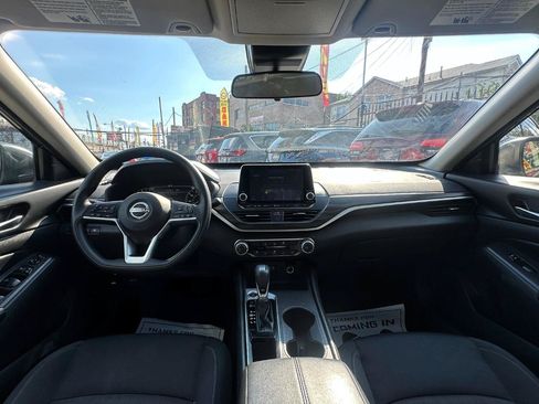 Used 2025 Nissan Altima 2.5 SV FWD image 9