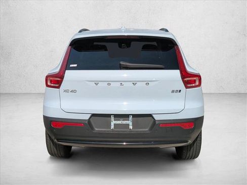 Used 2024 Volvo XC40 B5 Plus AWD/4WD image 6
