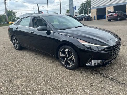 Used 2023 Hyundai Elantra Limited FWD image 3