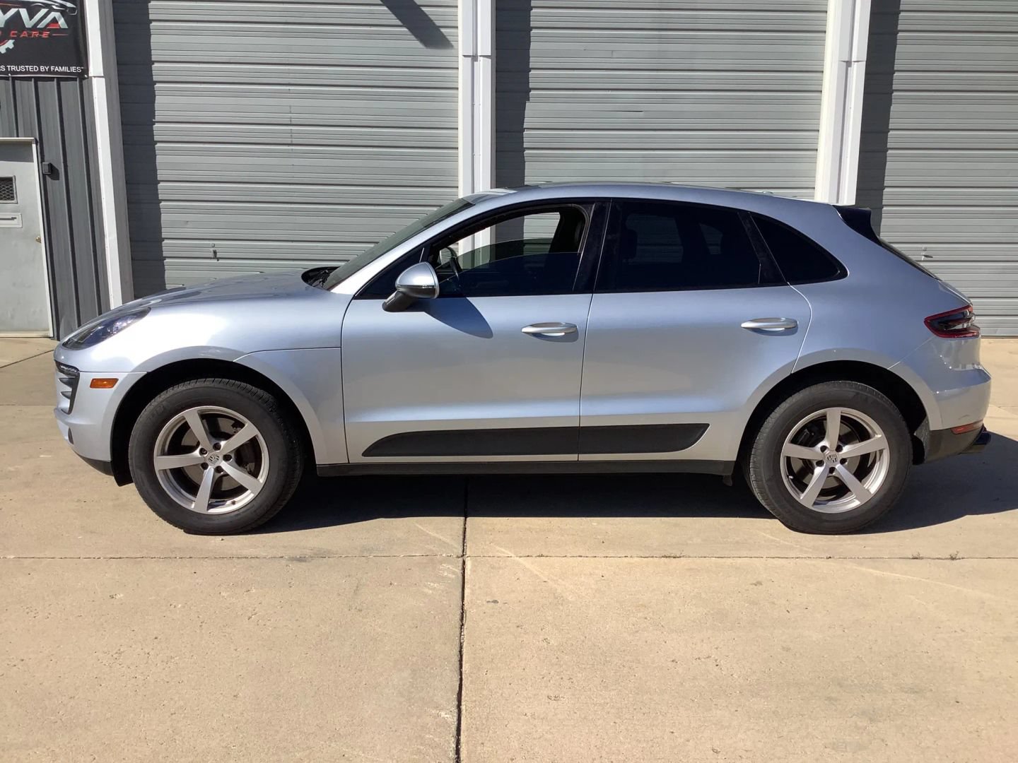 Used 2018 Porsche Macan Sport Edition AWD/4WD image 4